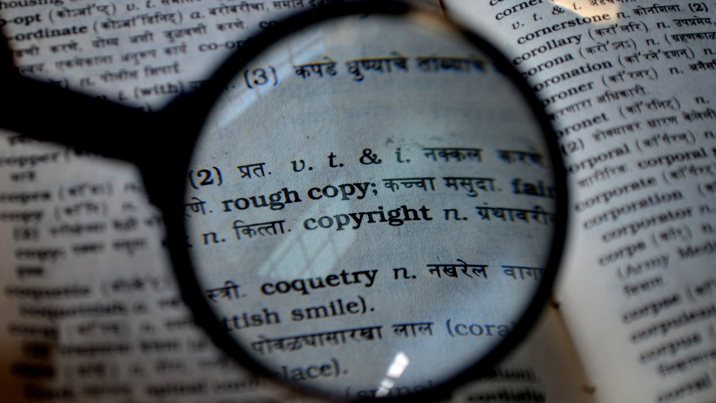 By PDPics - https://pixabay.com/it/copyright-lente-di-ingrandimento-389901/ archive copy at the Wayback Machine, CC0, https://commons.wikimedia.org/w/index.php?curid=43552646